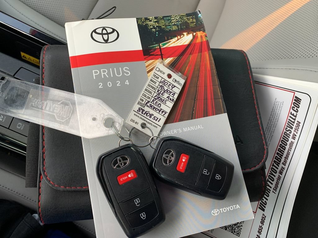 Used 2024 Toyota Prius XLE AWD/4WD image 9