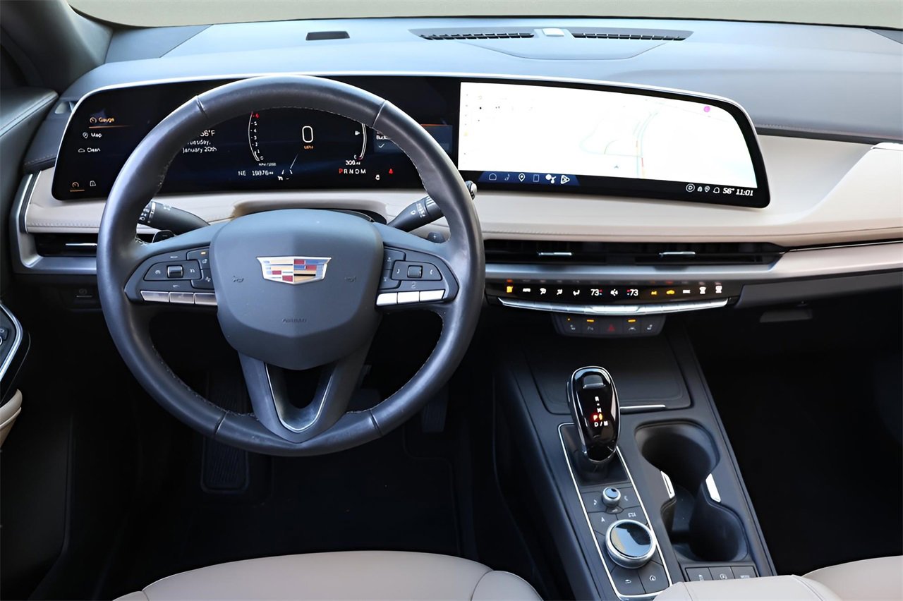 Used 2024 Cadillac XT4 Luxury w/ Cold Weather Package image 15