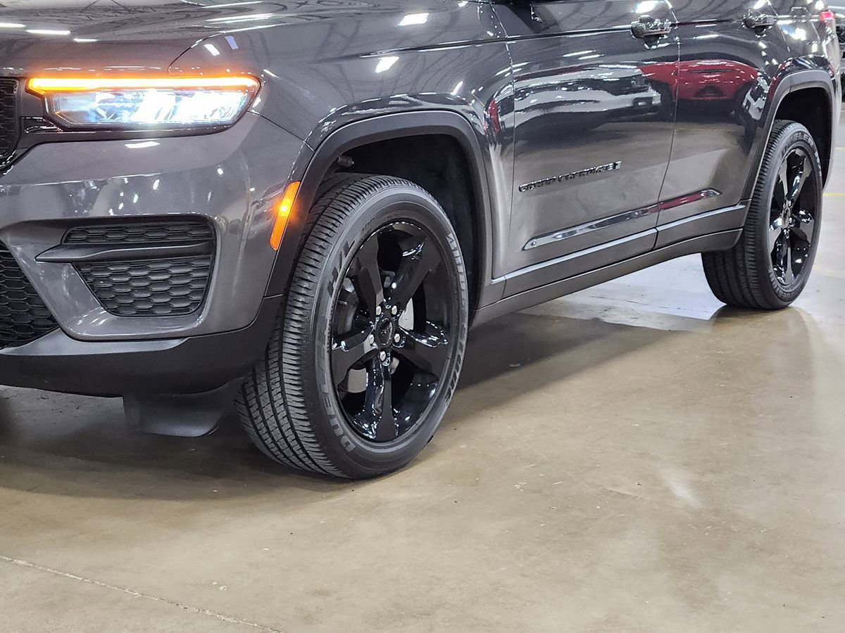 Used 2024 Jeep Grand Cherokee Altitude AWD/4WD image 17