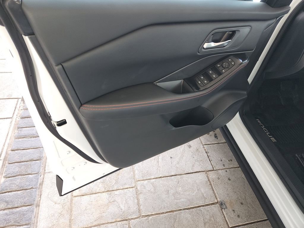 Certified 2025 Nissan Rogue SV image 28
