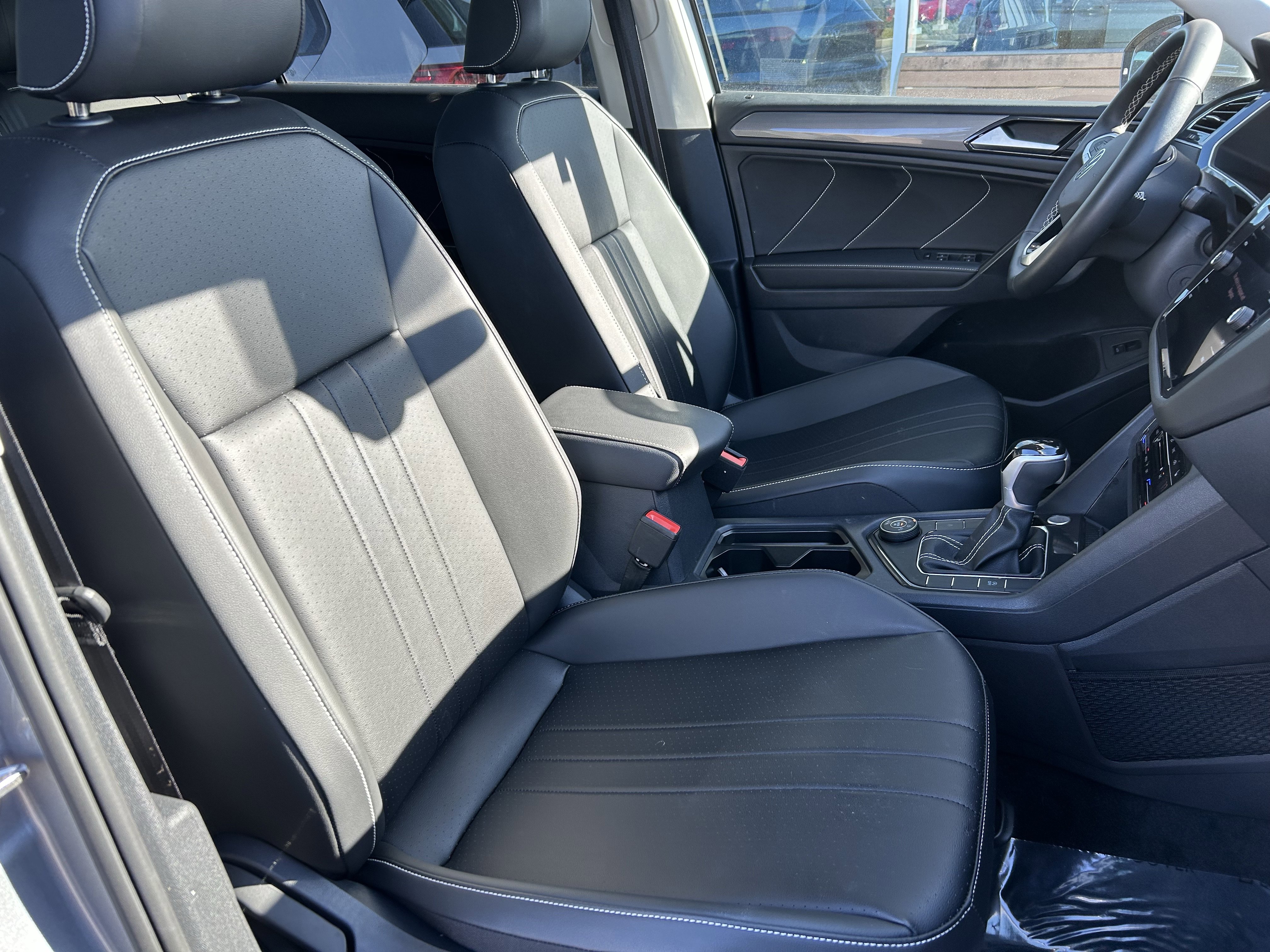 Used 2024 Volkswagen Tiguan SE w/ Panoramic Sunroof Package image 26