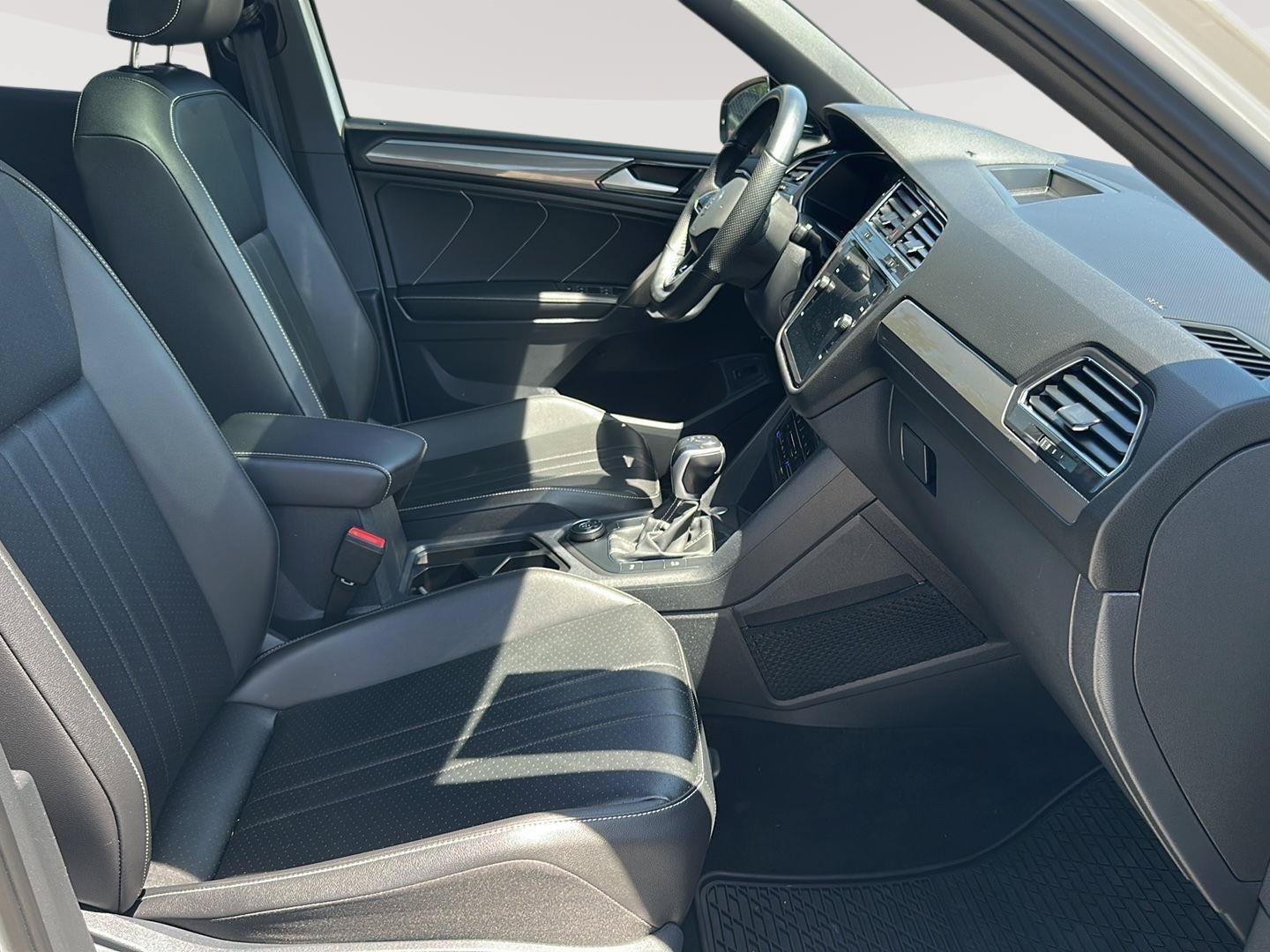 Used 2022 Volkswagen Tiguan SE R-Line AWD/4WD image 13
