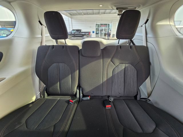 Used 2020 Chrysler Pacifica Touring w/ Advanced Safetytec Group FWD image 23