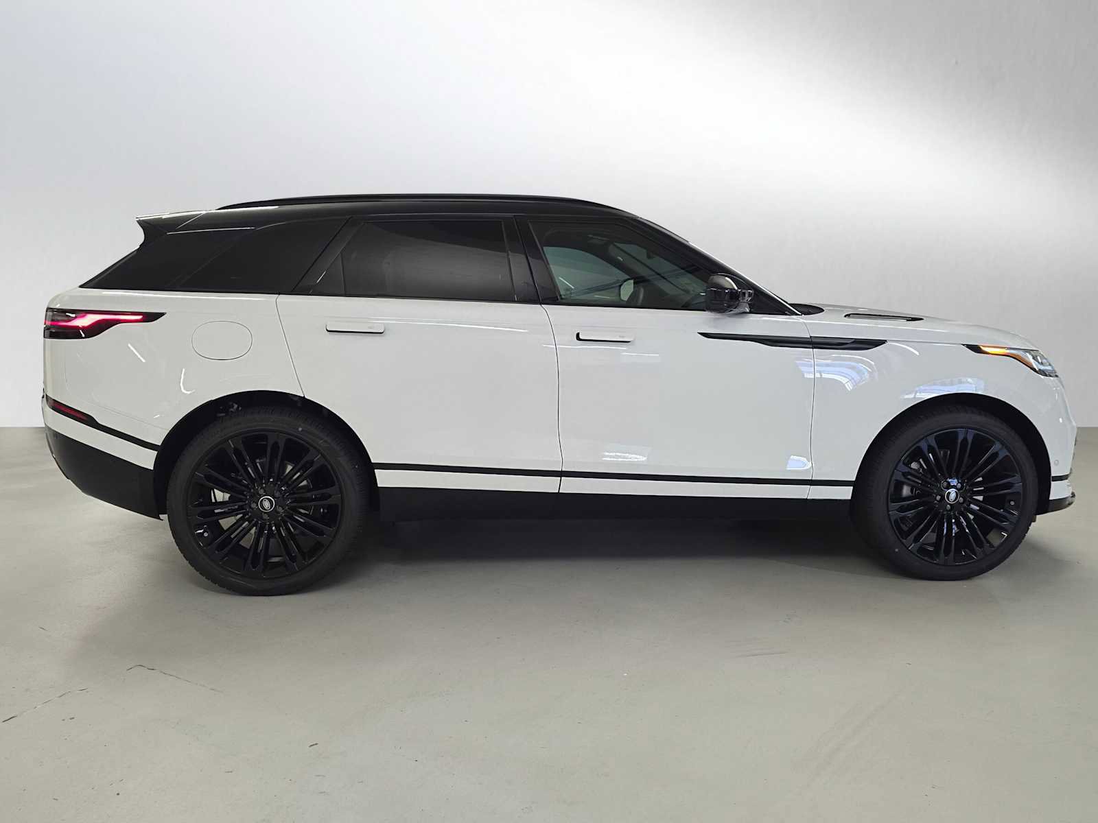 New 2026 Land Rover Range Rover Velar Dynamic SE image 6