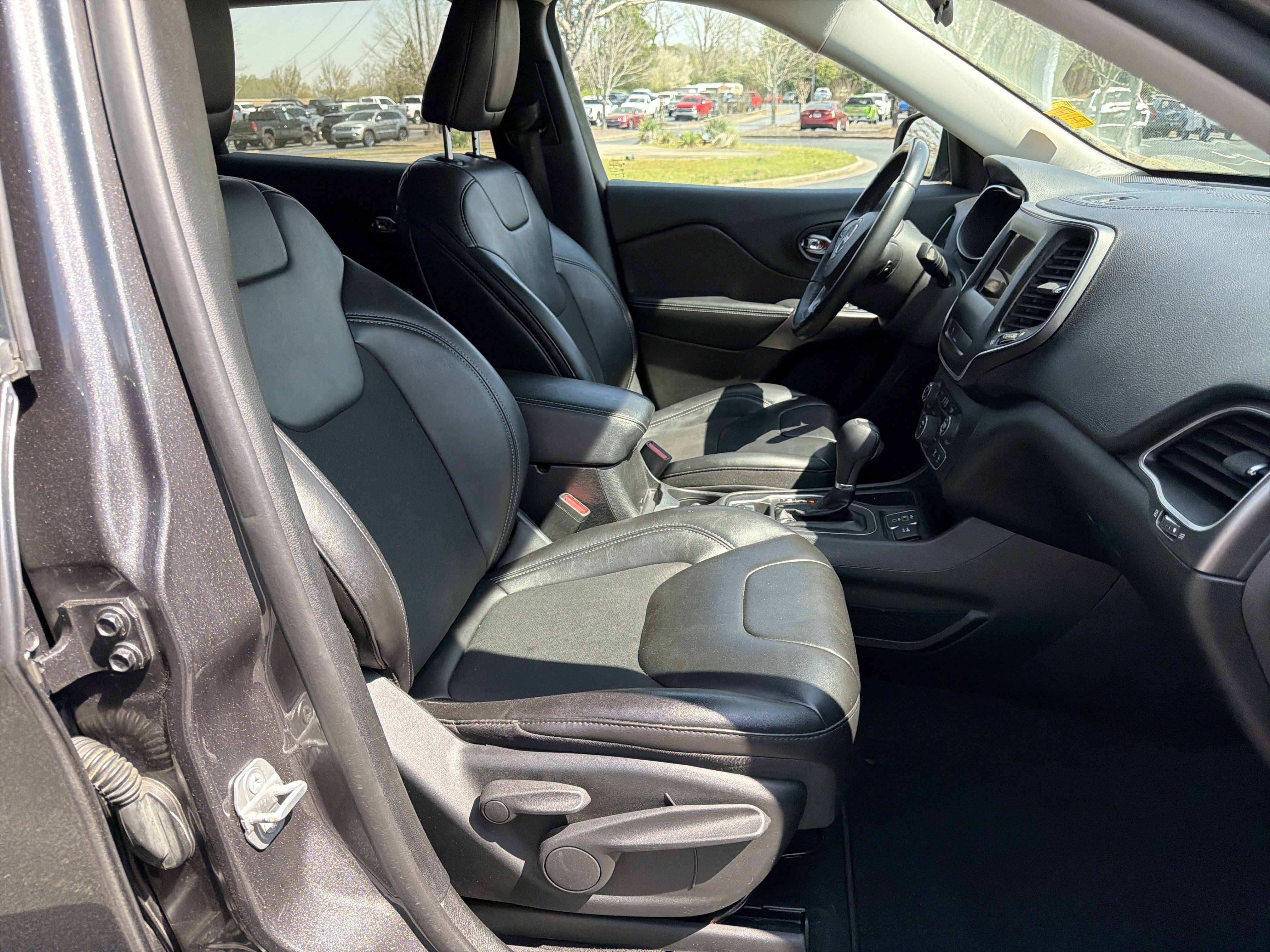 Used 2019 Jeep Cherokee Latitude Plus image 13