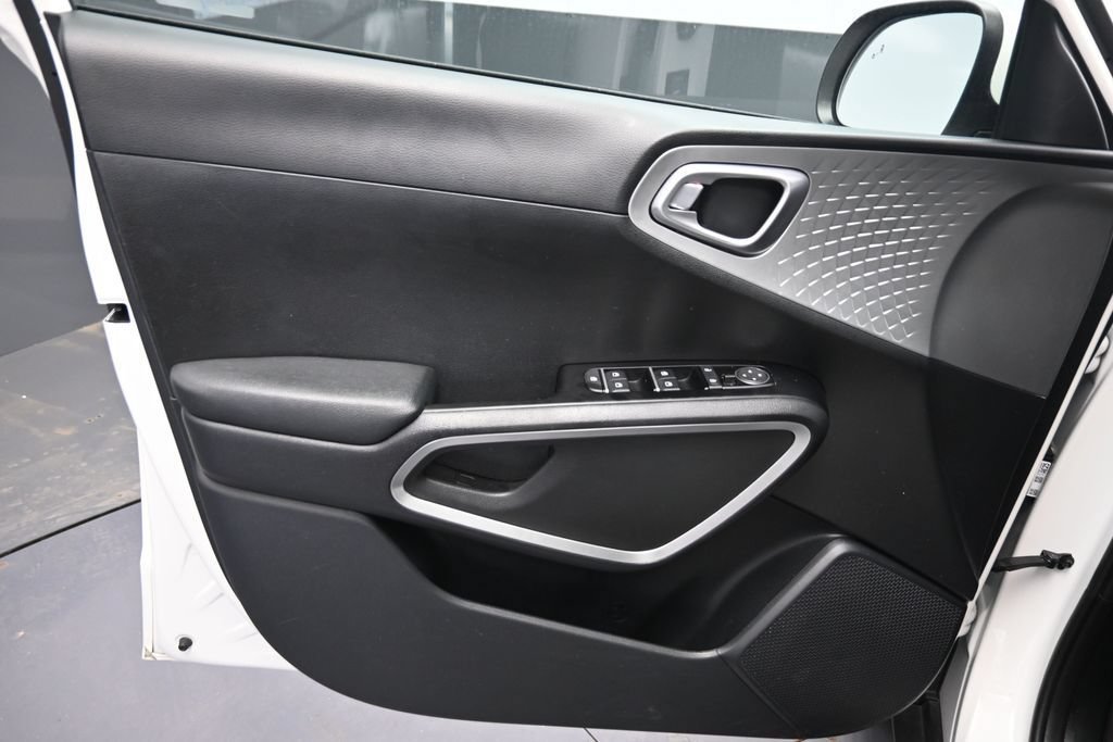 Used 2025 Kia Soul LX w/ LX Technology Package FWD image 22