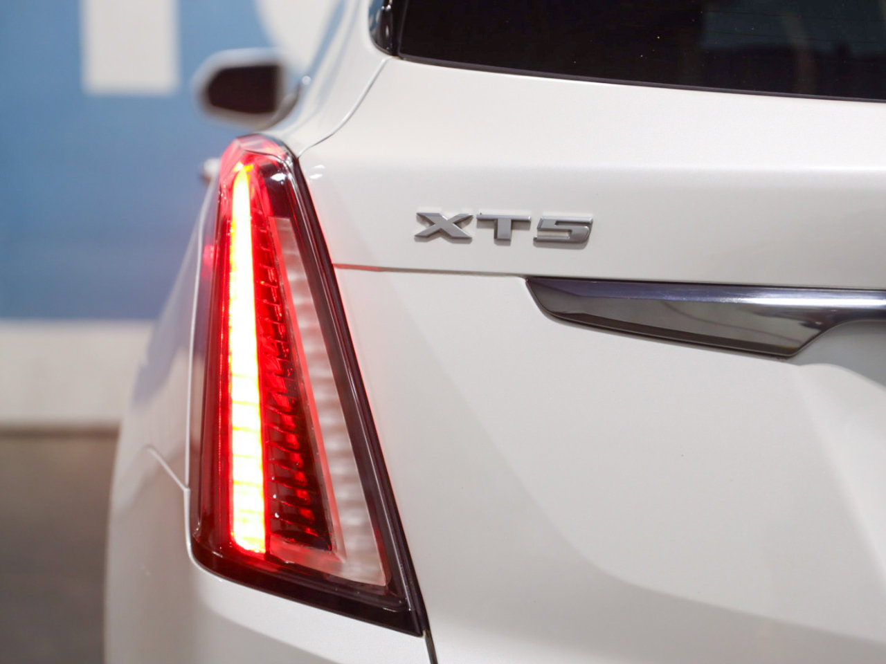 Used 2018 Cadillac XT5 Luxury w/ LPO, Black Ice Package image 35