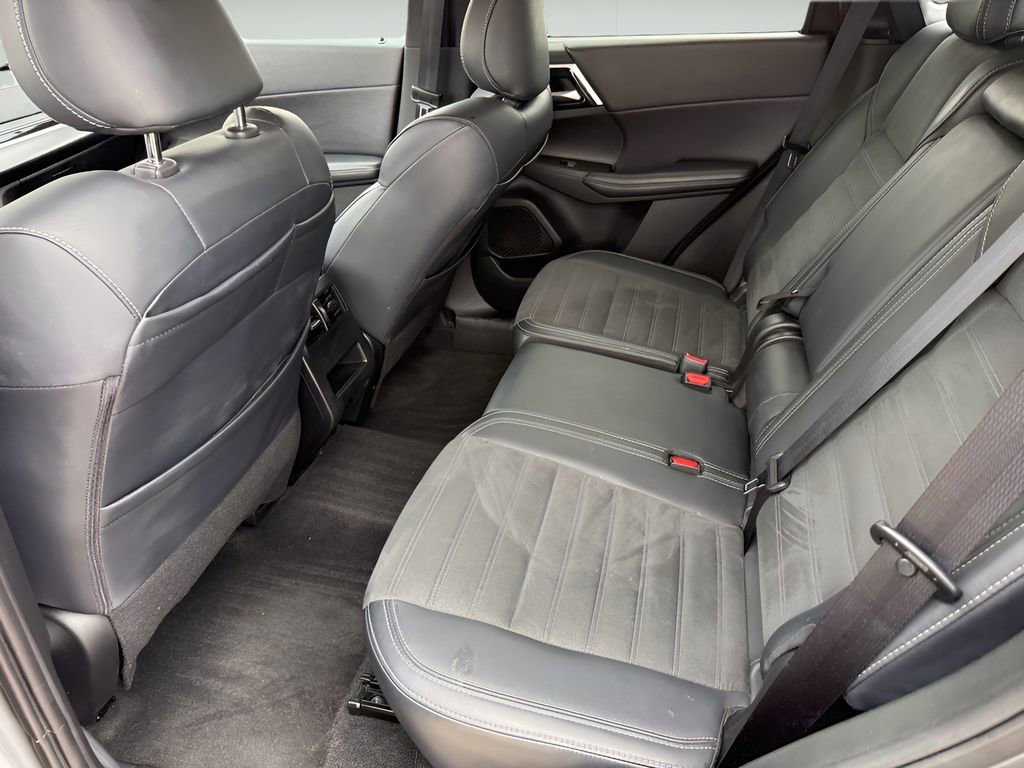 Used 2024 Mitsubishi Outlander SE image 12