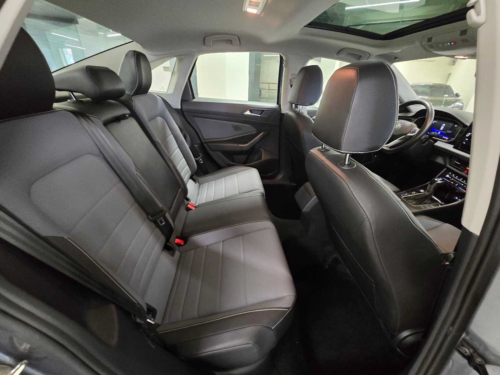 Used 2025 Volkswagen Jetta SE FWD image 12