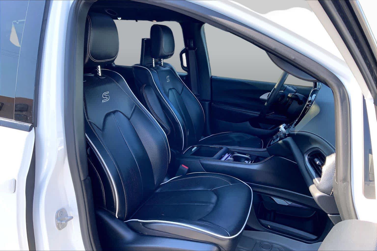 Used 2022 Chrysler Pacifica Limited w/ Uconnect Theater Family Group AWD/4WD image 9