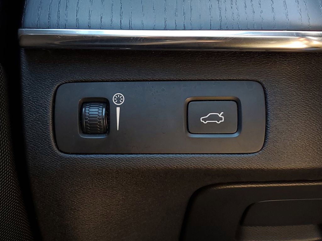 Used 2020 Volvo XC90 T6 Momentum w/ Protection Package Premier image 33