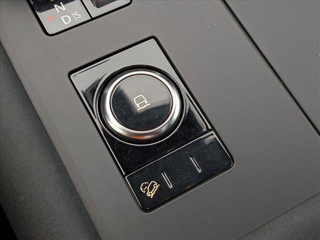 New 2024 Land Rover Discovery Dynamic SE image 13