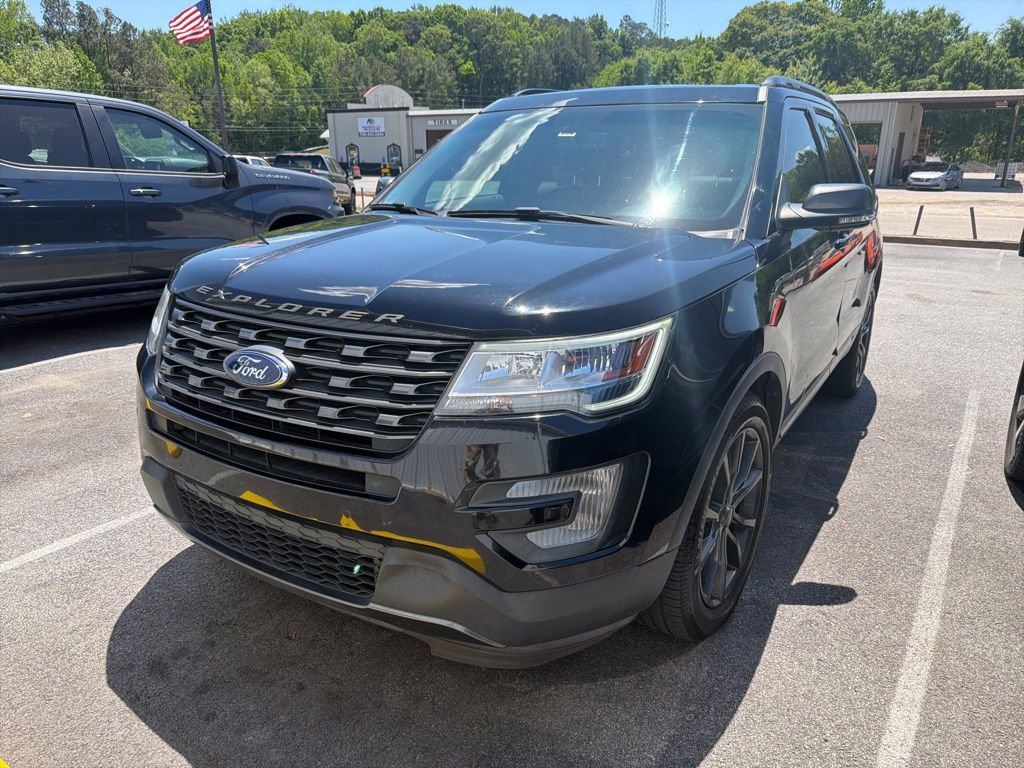 Used 2017 Ford Explorer XLT w/ Equipment Group 202A image 6