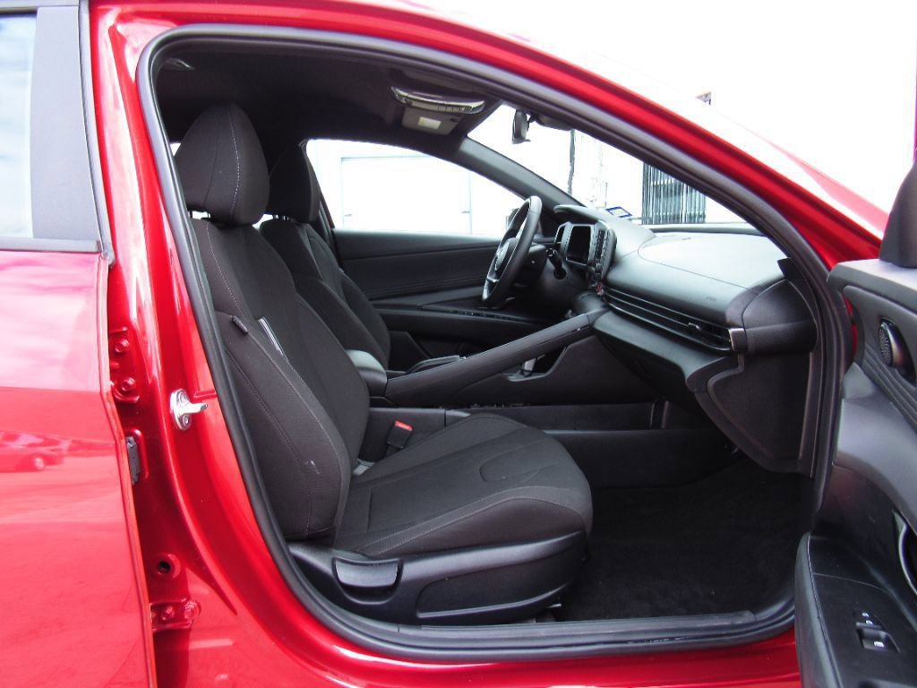 Used 2025 Hyundai Elantra Sport FWD image 11