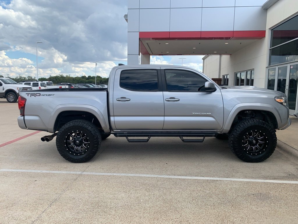 Used 2019 Toyota Tacoma TRD Sport w/ Technology Package image 3