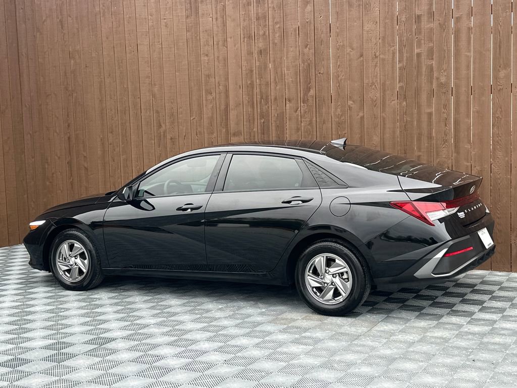 Used 2025 Hyundai Elantra SE w/ Cargo Package image 14