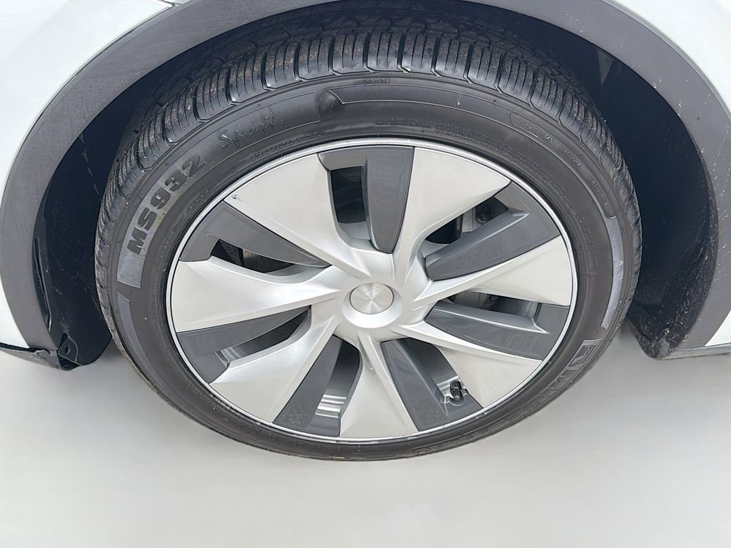 Used 2023 Tesla Model Y Long Range image 32