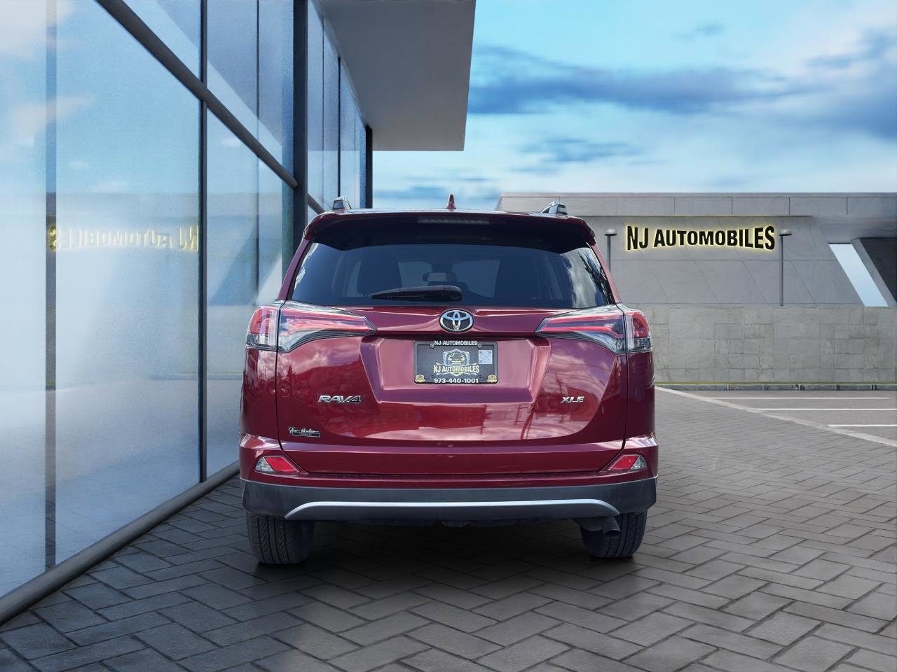 Used 2018 Toyota RAV4 XLE FWD image 6