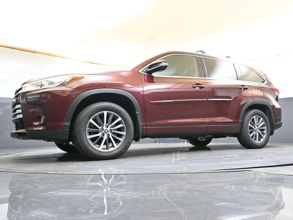 Used 2018 Toyota Highlander XLE AWD/4WD image 31