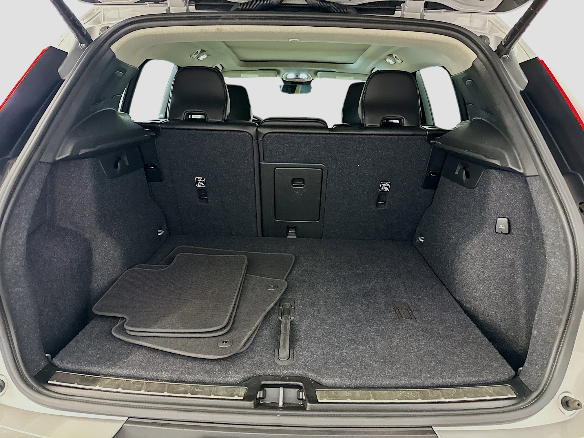 Used 2025 Volvo XC40 B5 Plus image 31