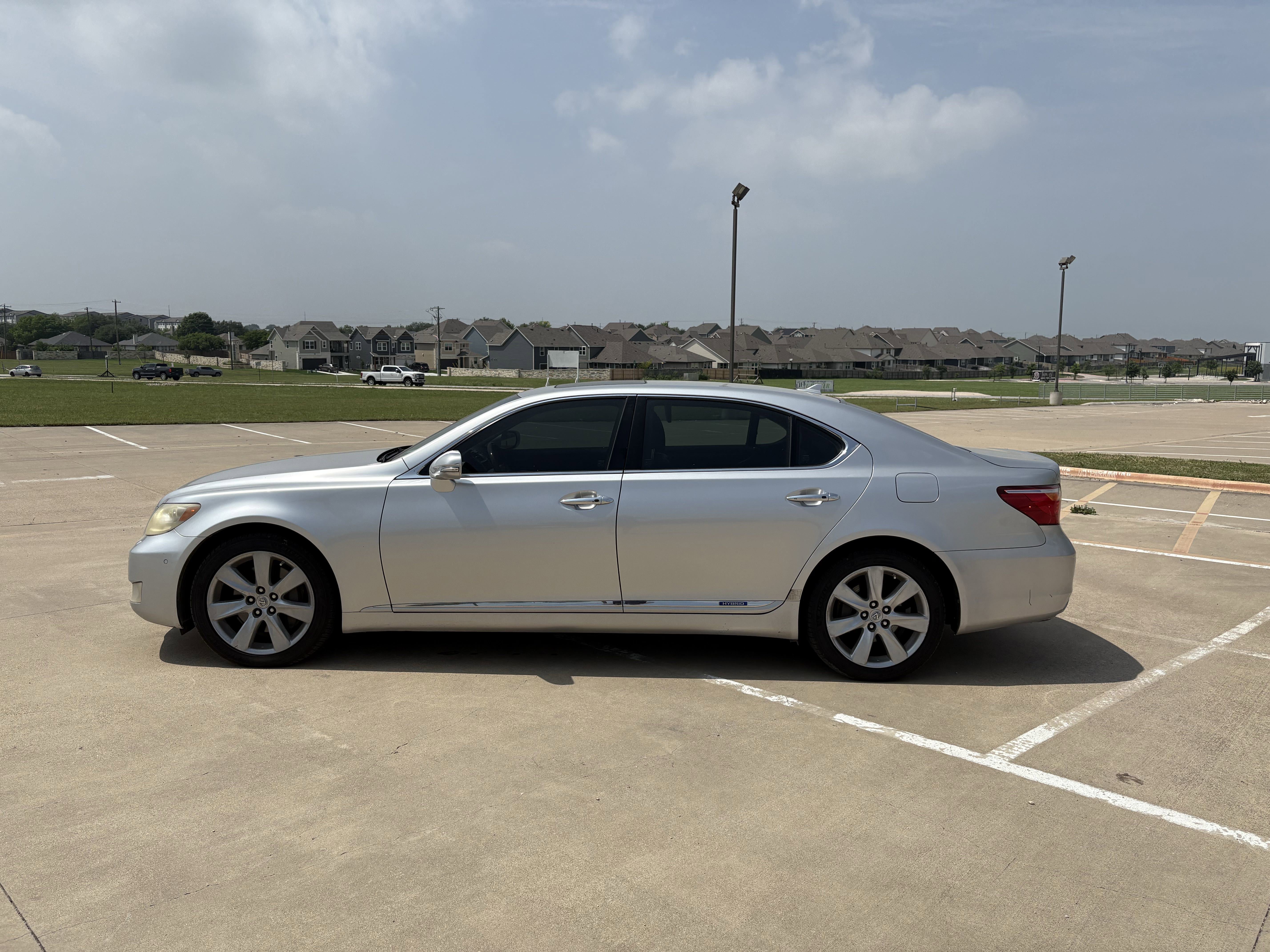 Used 2011 Lexus LS 600h L w/ Premium Luxury Pkg II AWD/4WD image 2