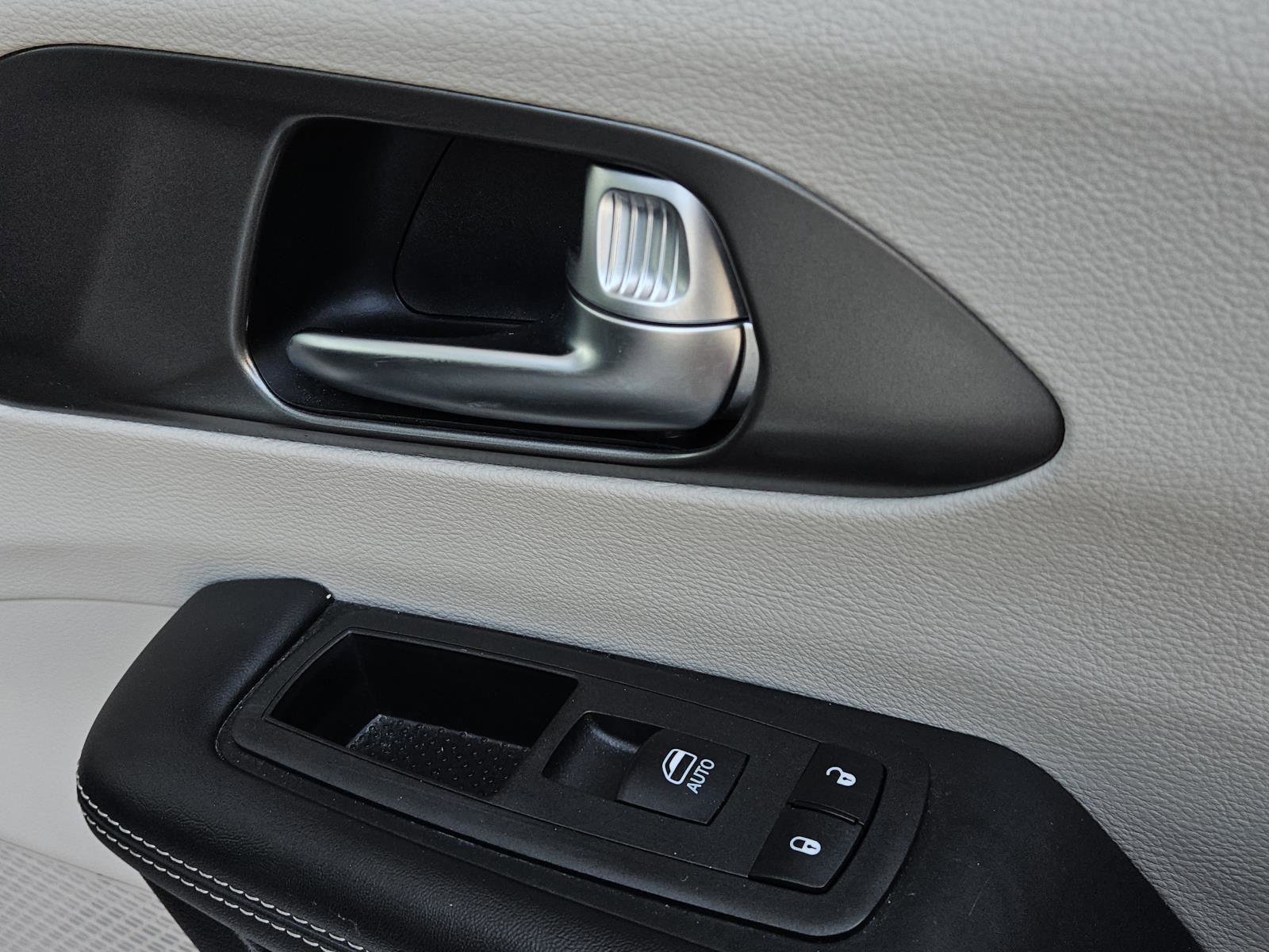 Used 2023 Chrysler Pacifica Touring-L image 30