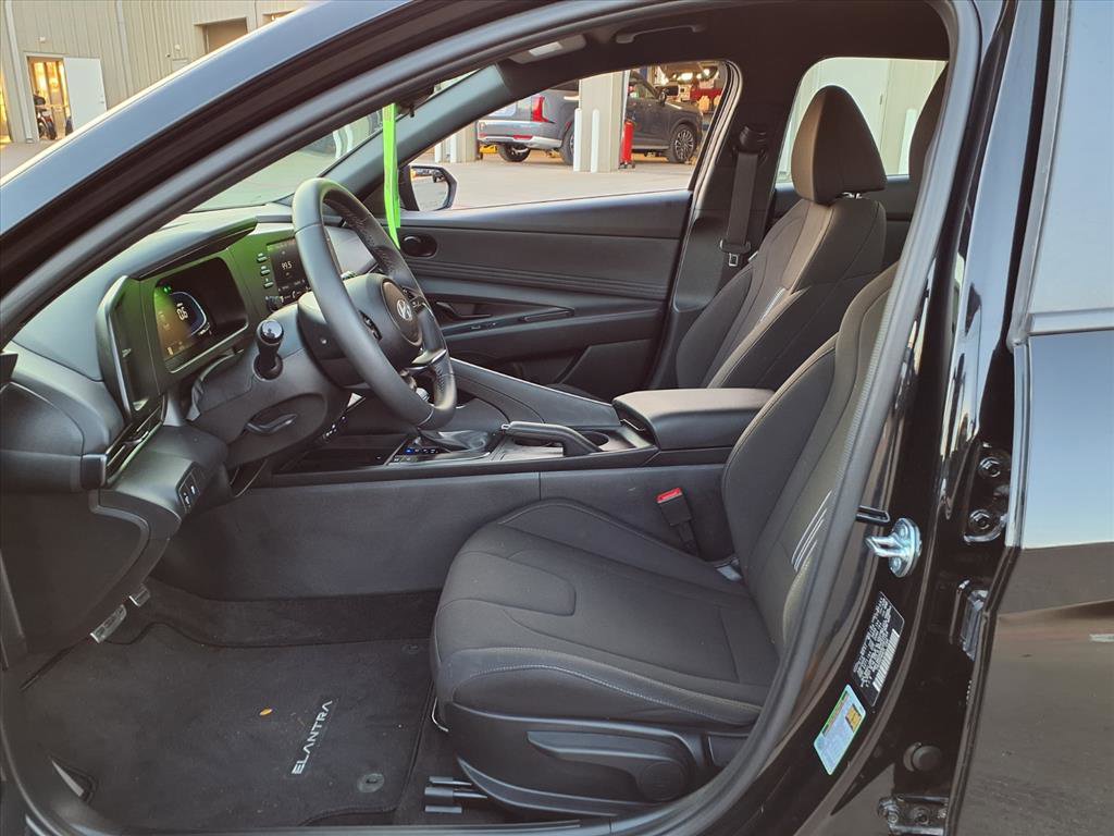 Certified 2025 Hyundai Elantra Sport image 19
