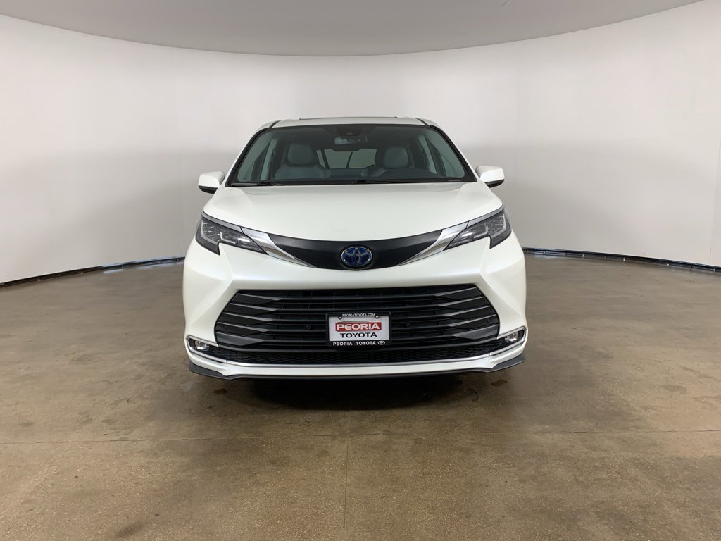 Used 2021 Toyota Sienna XLE image 3