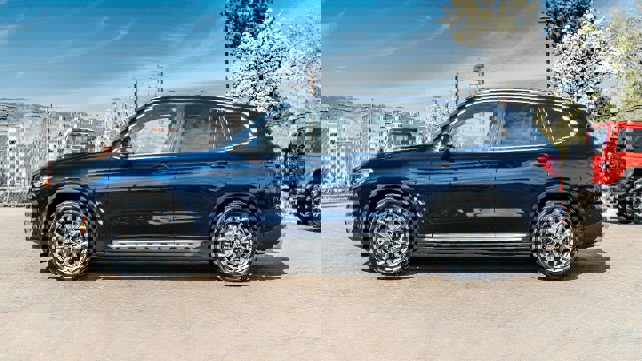 Used 2023 BMW X3 xDrive30i w/ Premium Package image 3