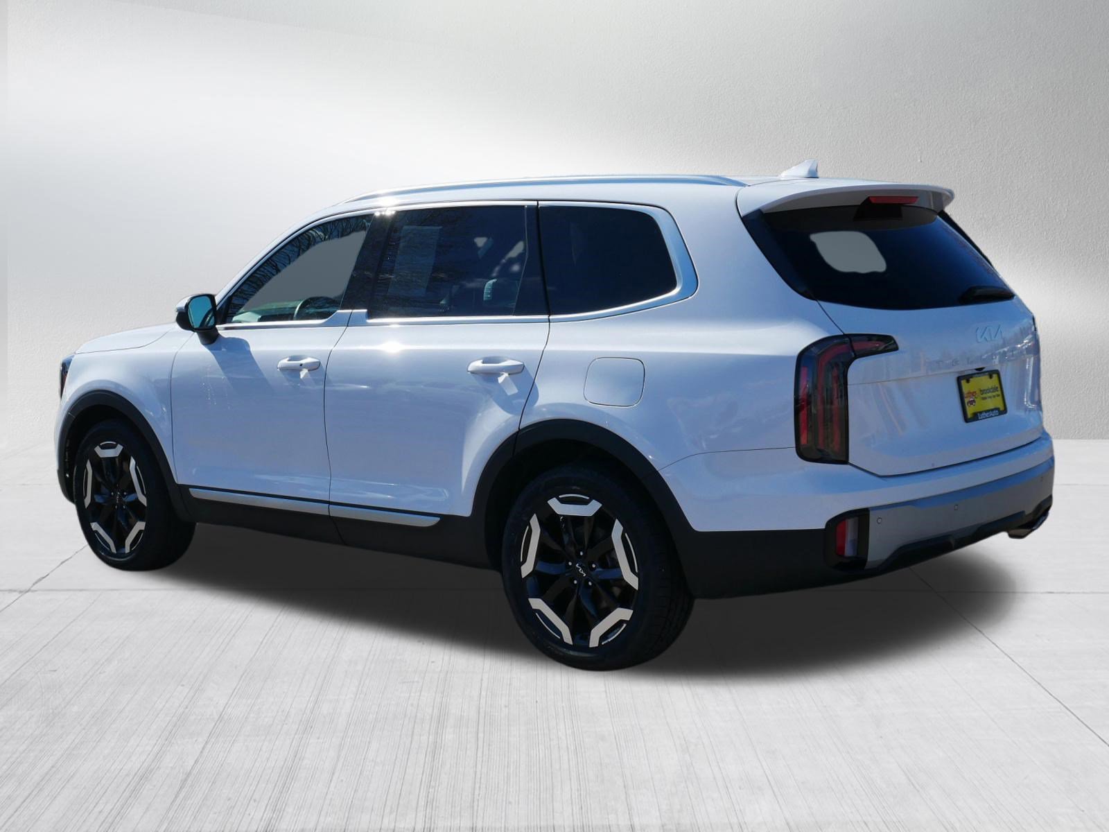 Used 2023 Kia Telluride EX w/ EX Captain's Chair Package image 5