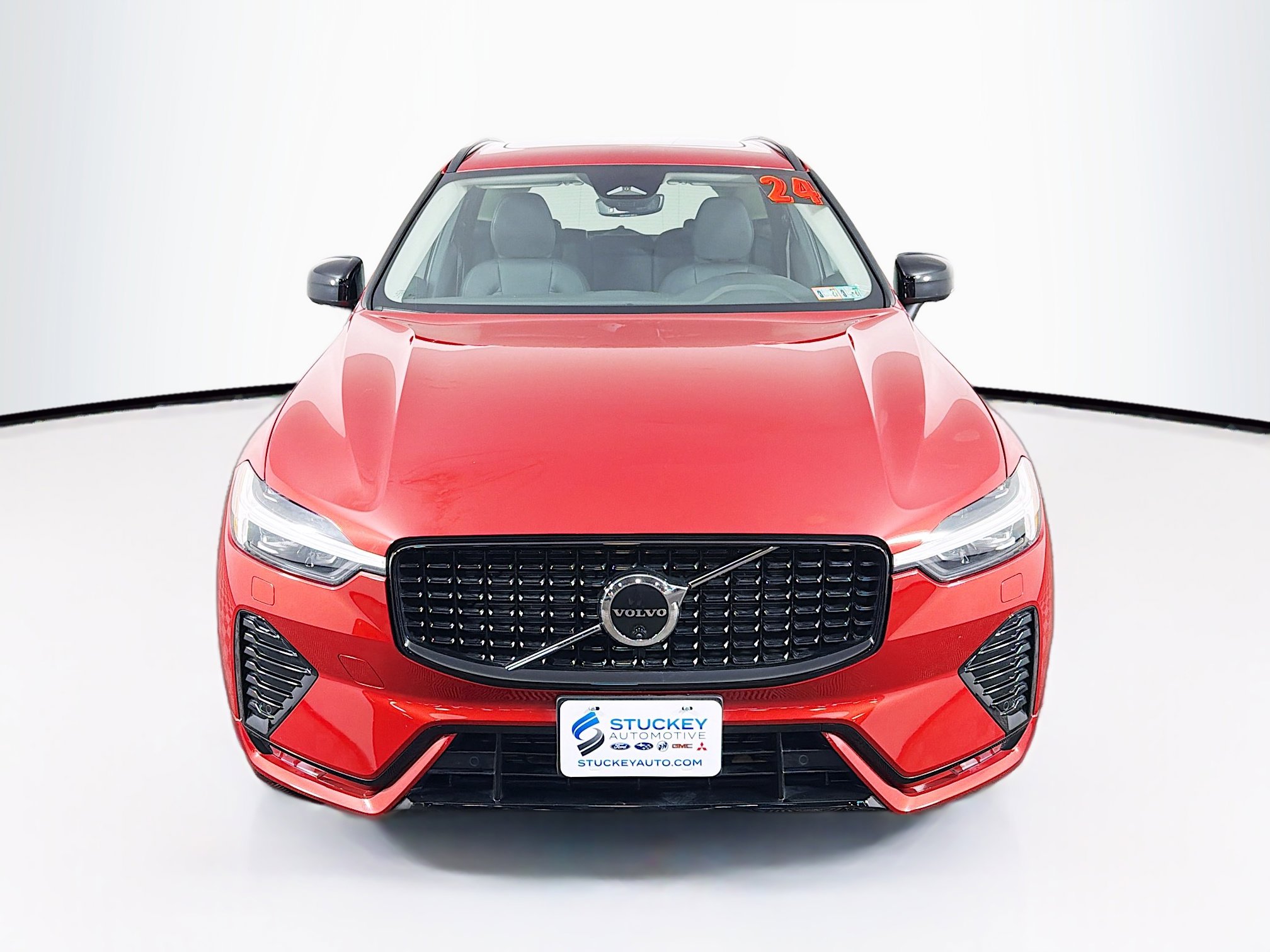 Used 2024 Volvo XC60 B5 Plus w/ Climate Package image 3