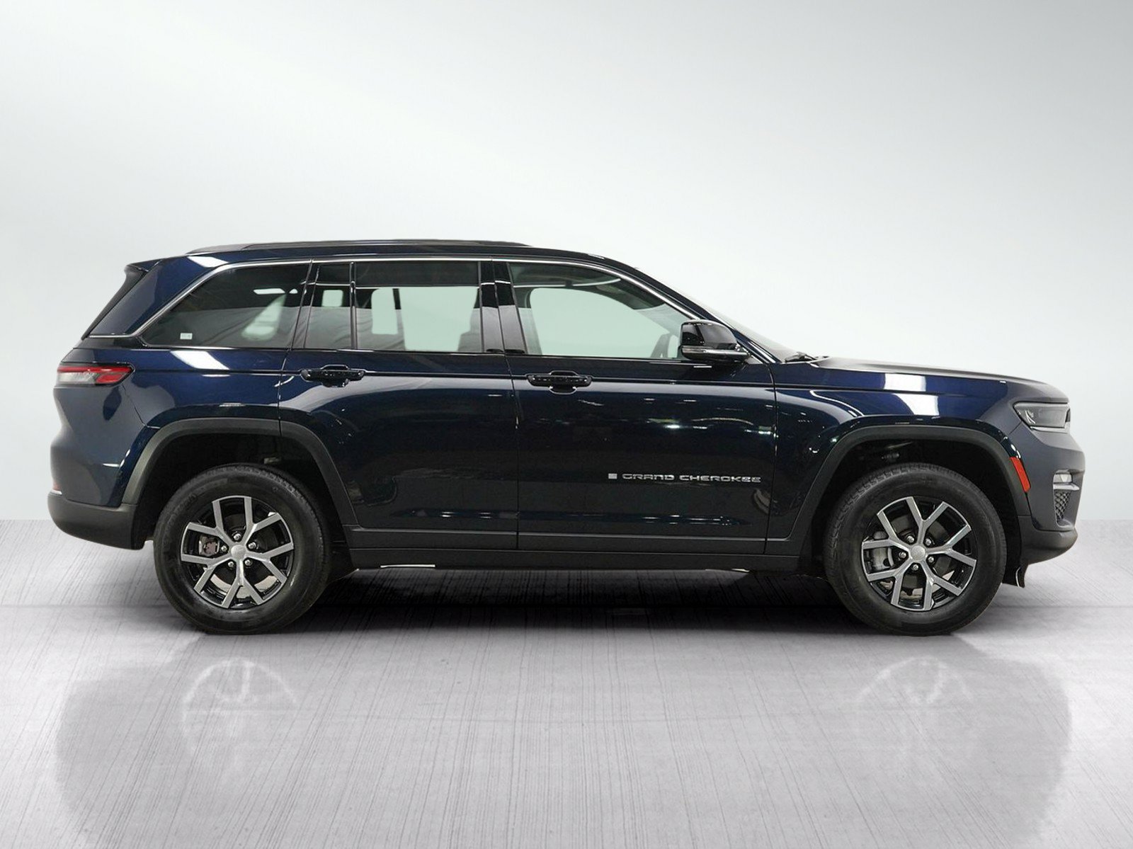 Used 2023 Jeep Grand Cherokee Limited w/ Trailer Tow Prep Group (B) AWD/4WD image 6