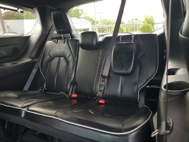 Certified 2025 Chrysler Pacifica Limited FWD image 17