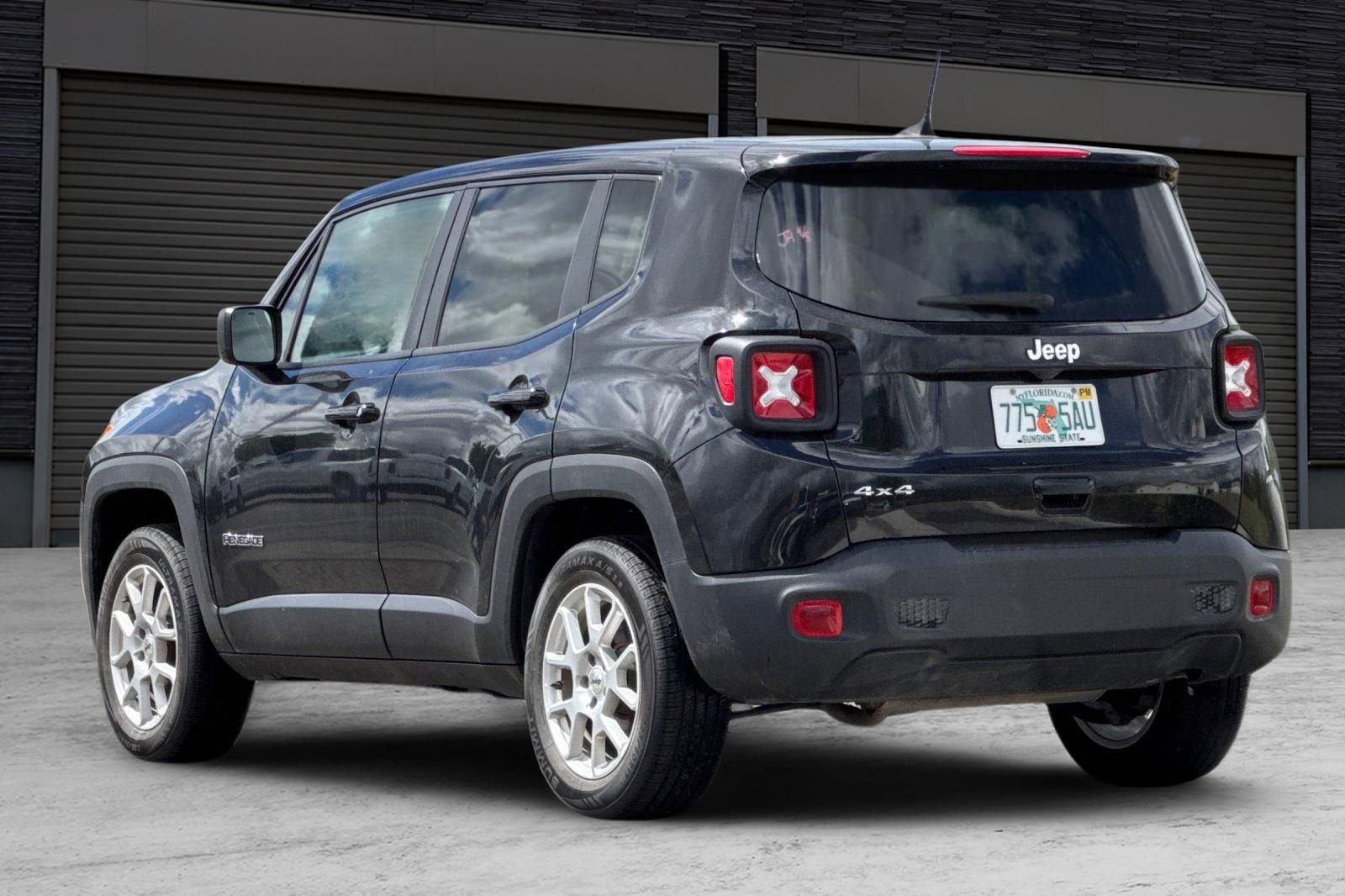 Used 2023 Jeep Renegade Latitude AWD/4WD image 6