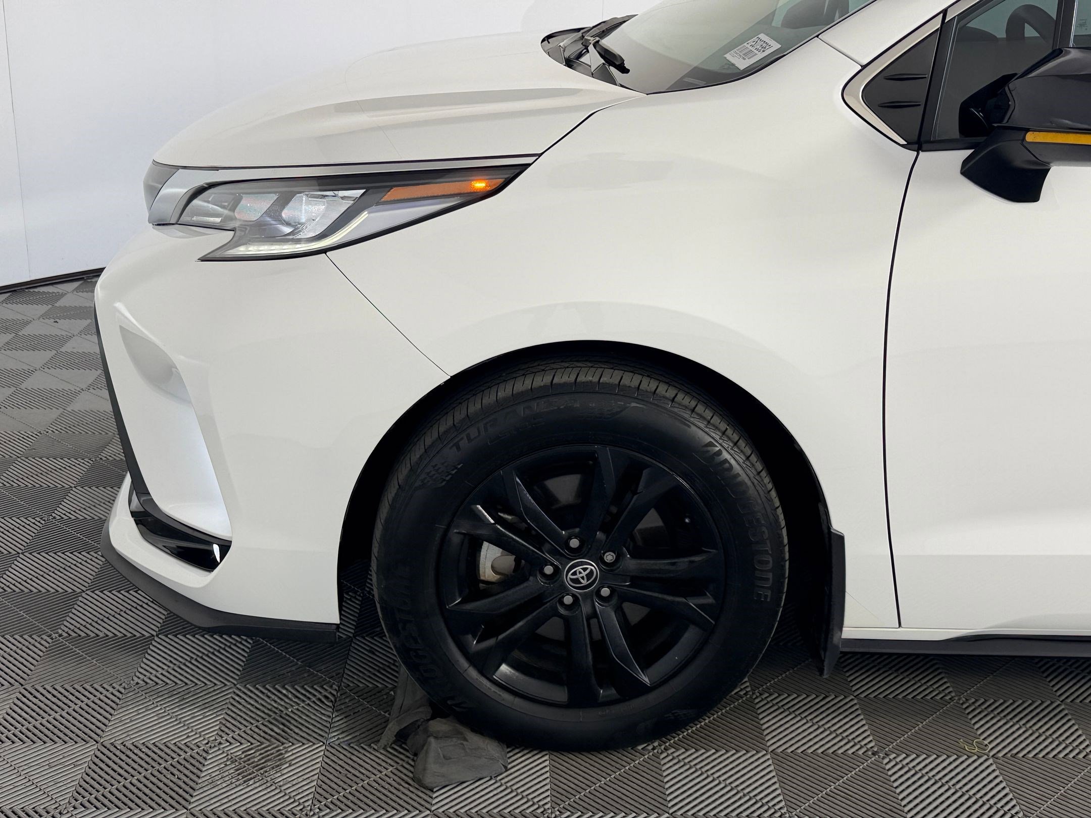 Used 2023 Toyota Sienna XSE AWD/4WD image 11