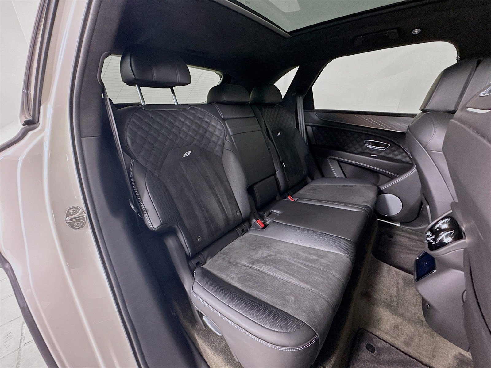 Used 2022 Bentley Bentayga image 27