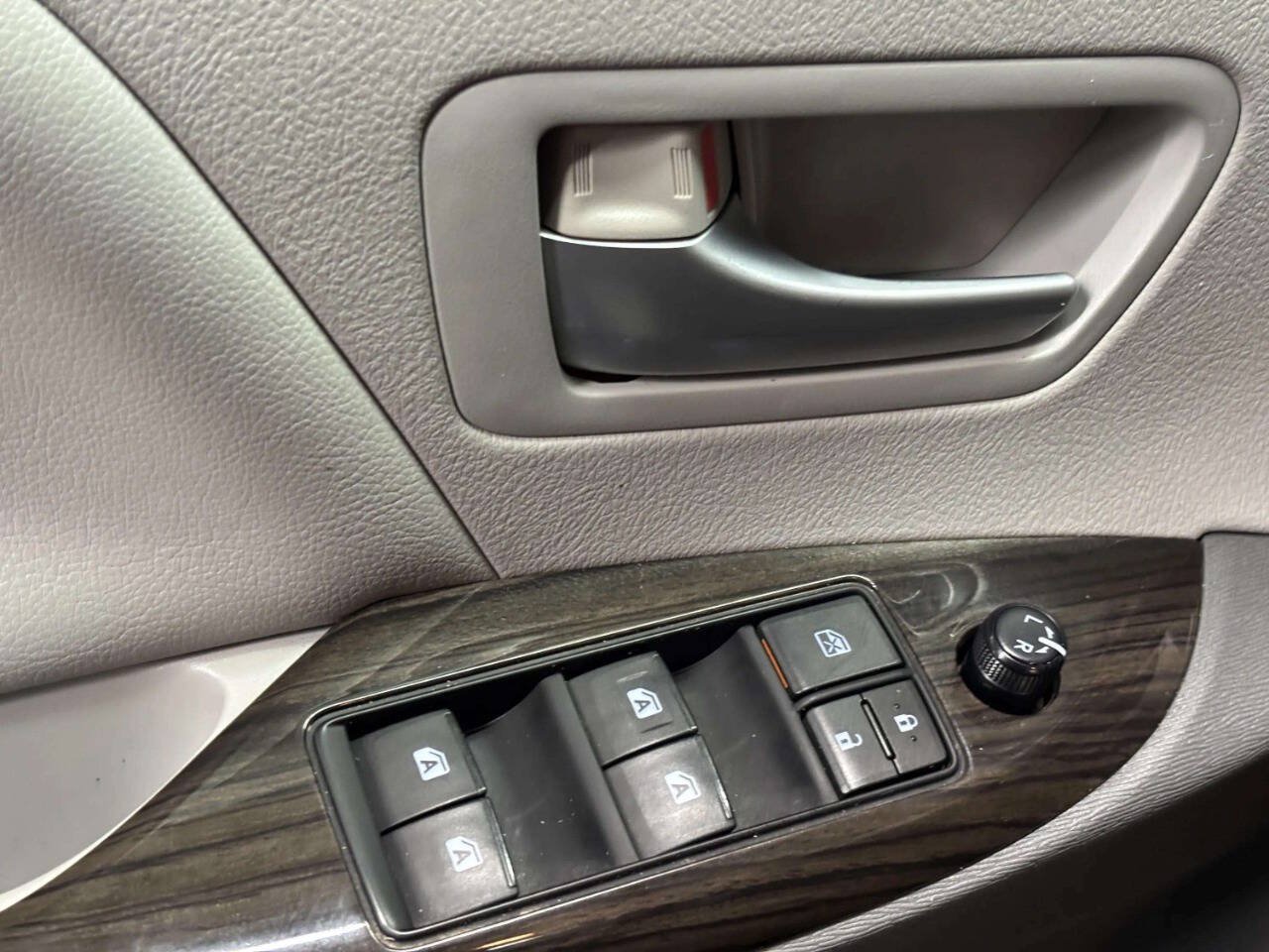 Used 2015 Toyota Sienna XLE FWD image 34