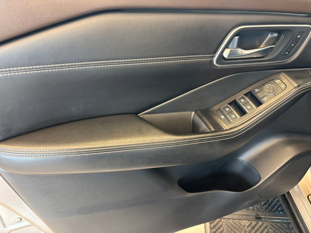 Used 2021 Nissan Rogue Platinum image 13