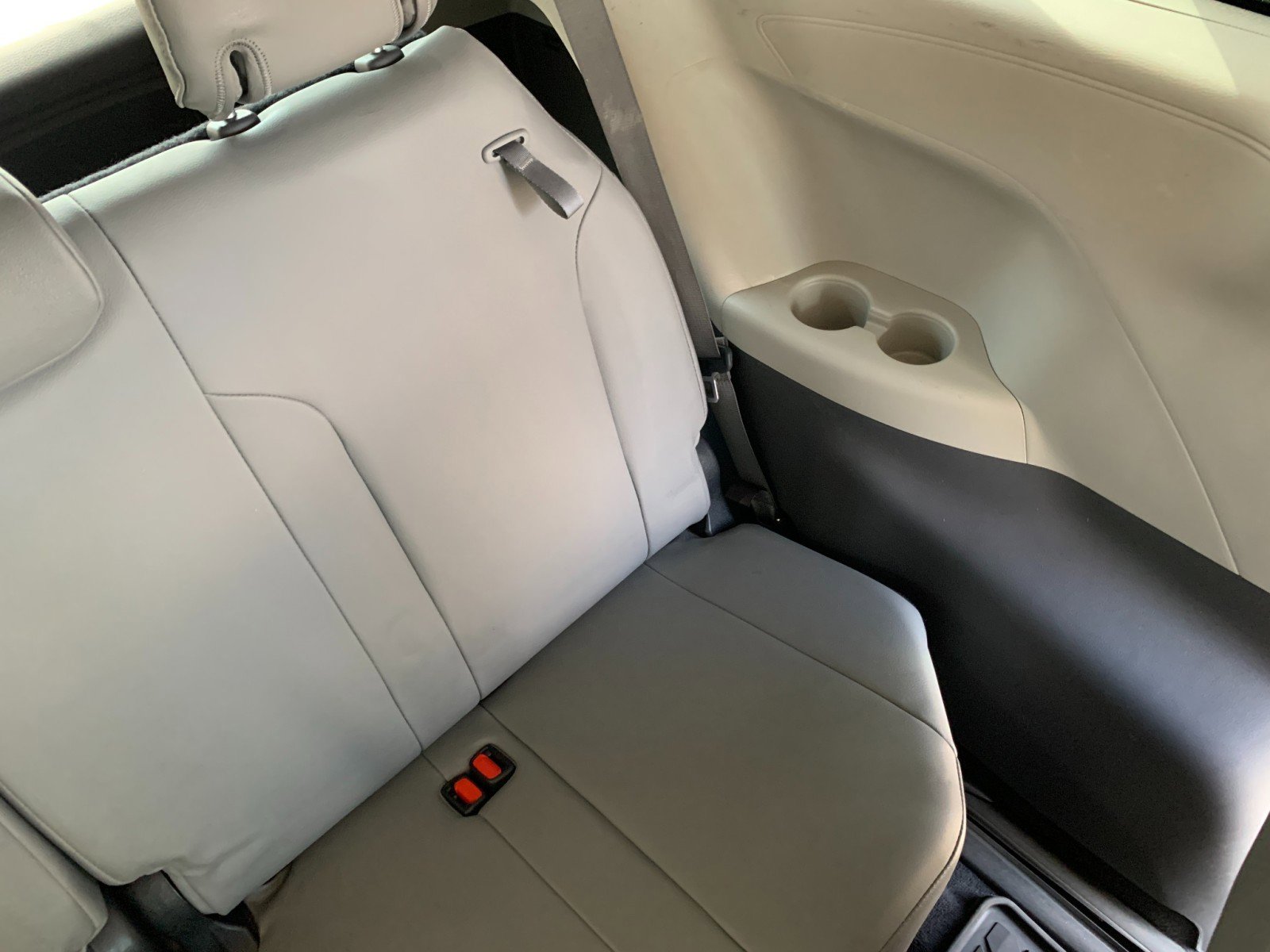 Used 2022 Toyota Sienna XLE AWD/4WD image 34