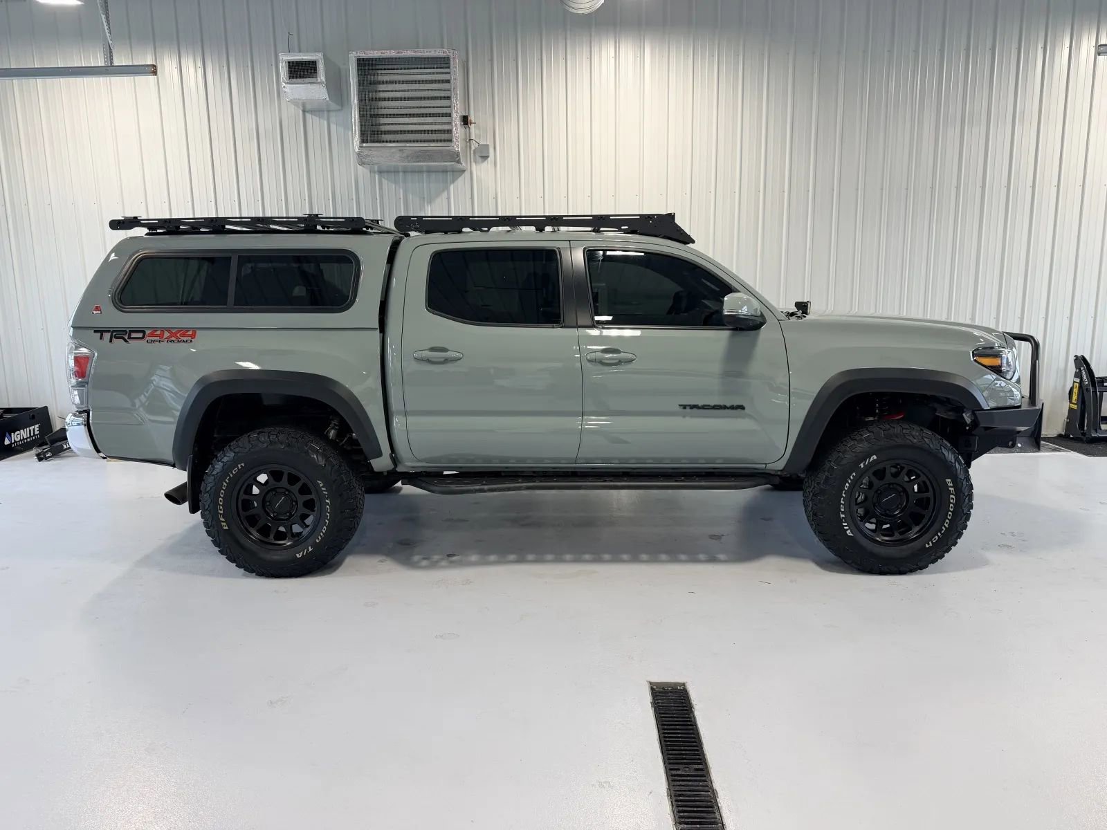 Used 2023 Toyota Tacoma TRD Off-Road w/ TRD Premium Off Road Package AWD/4WD image 2