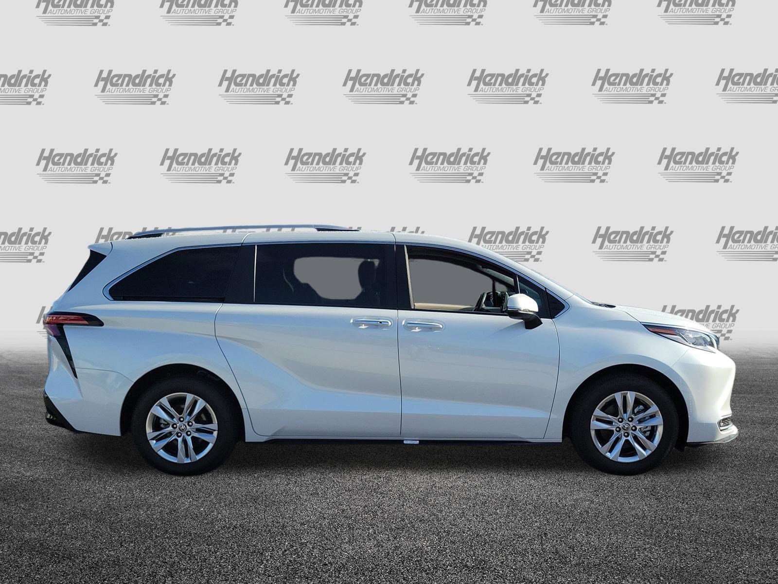 Used 2022 Toyota Sienna Limited FWD image 8