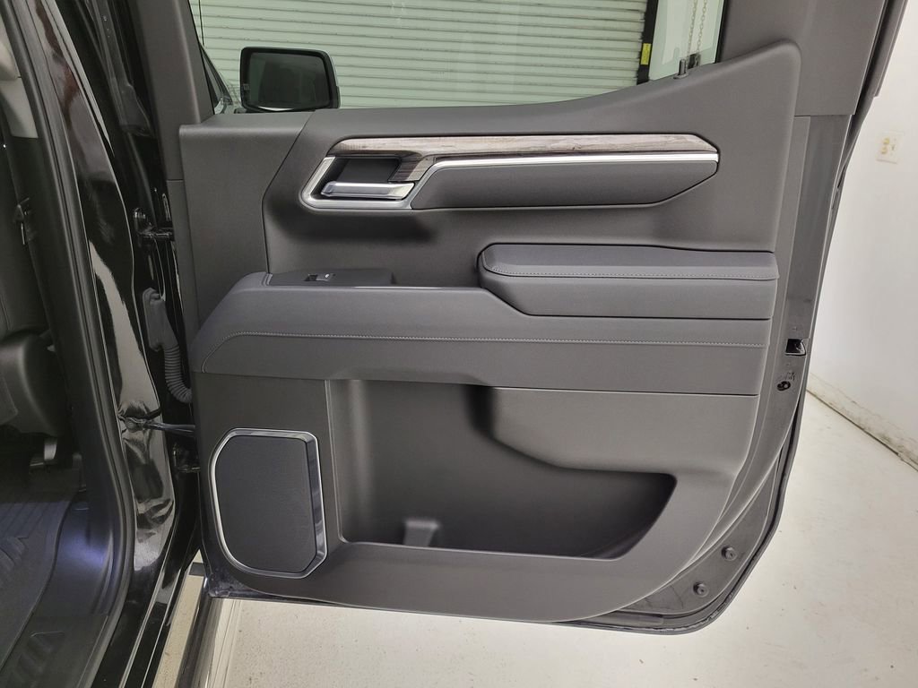 Used 2025 Chevrolet Silverado 1500 LTZ w/ LTZ Premium Package image 47