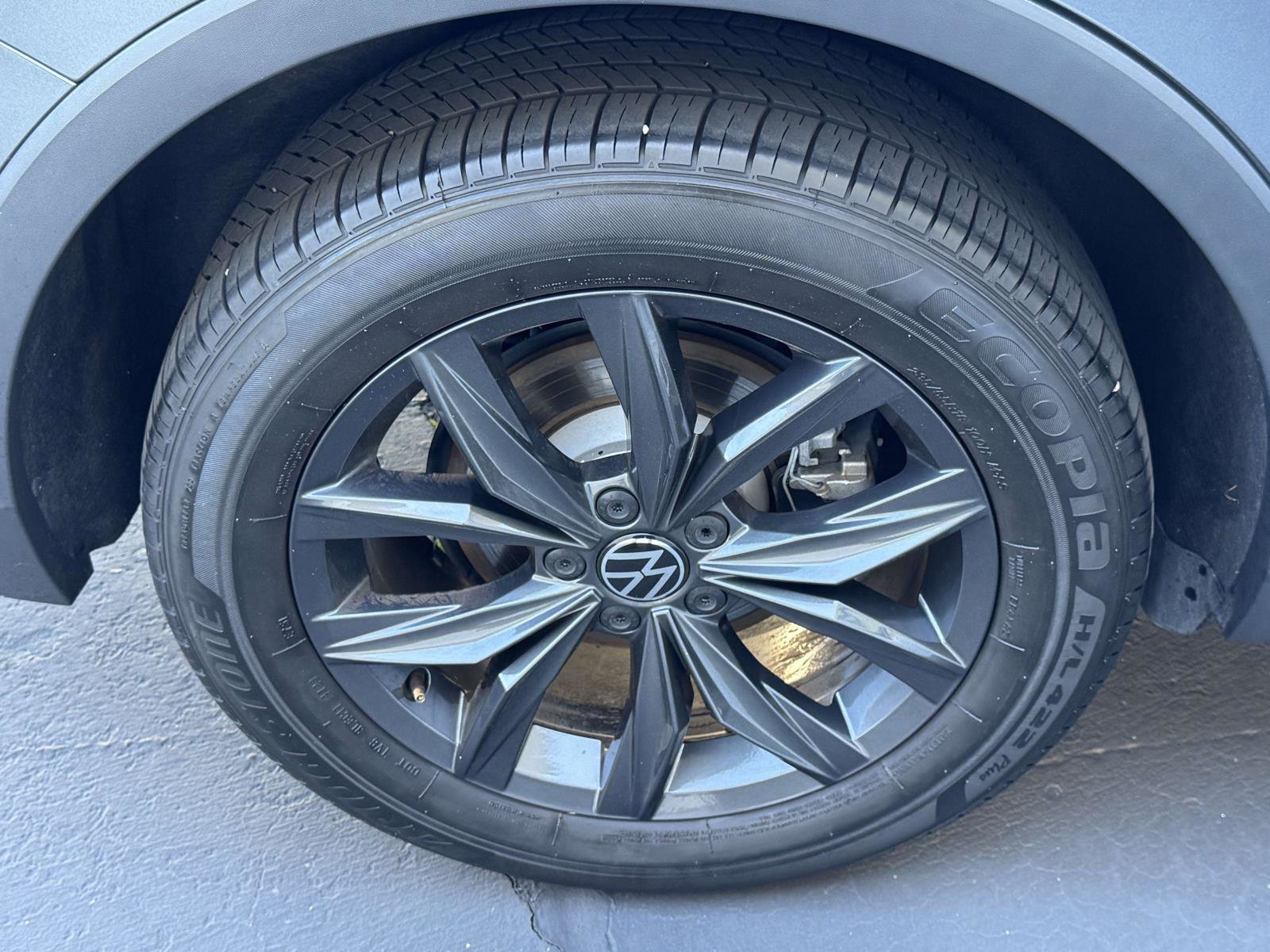 Used 2024 Volkswagen Tiguan SE w/ Panoramic Sunroof Package image 33