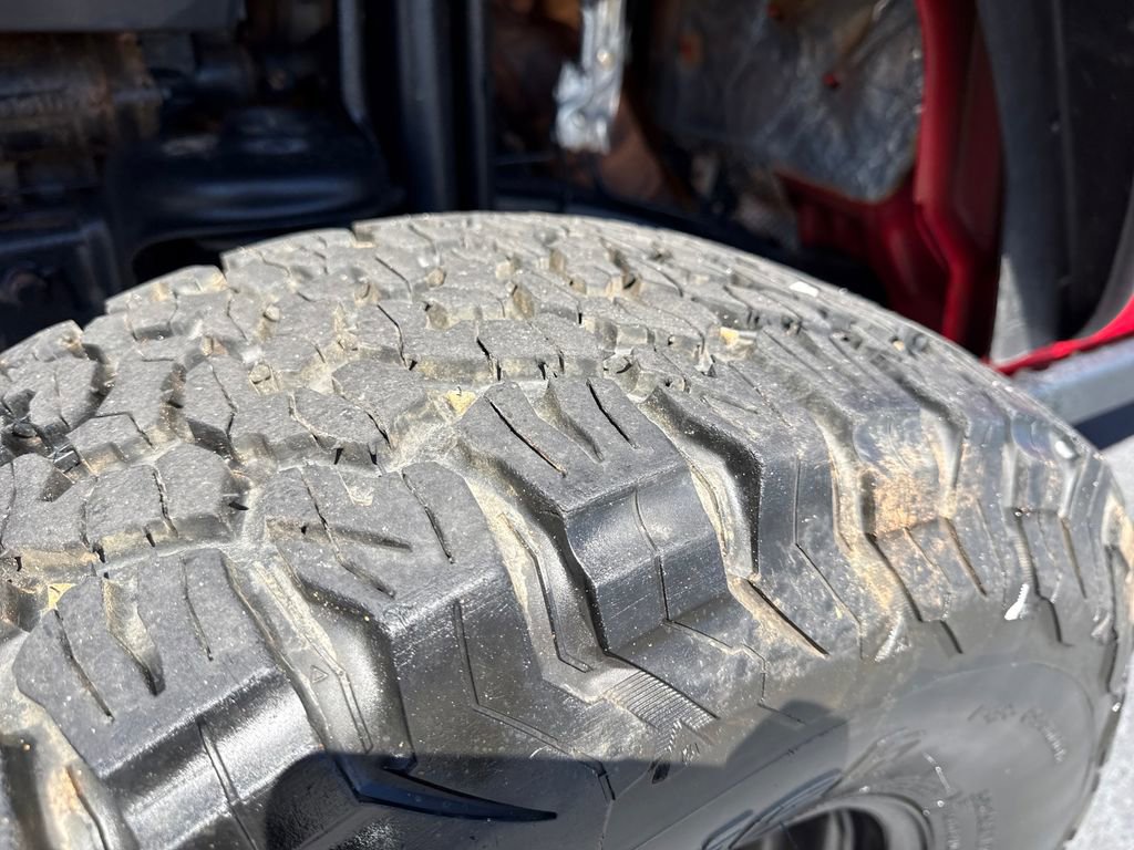 Used 2015 Jeep Wrangler Unlimited Rubicon w/ Connectivity Group image 27