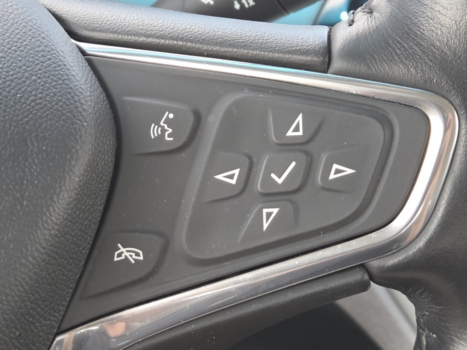Used 2020 Chevrolet Bolt LT FWD image 29