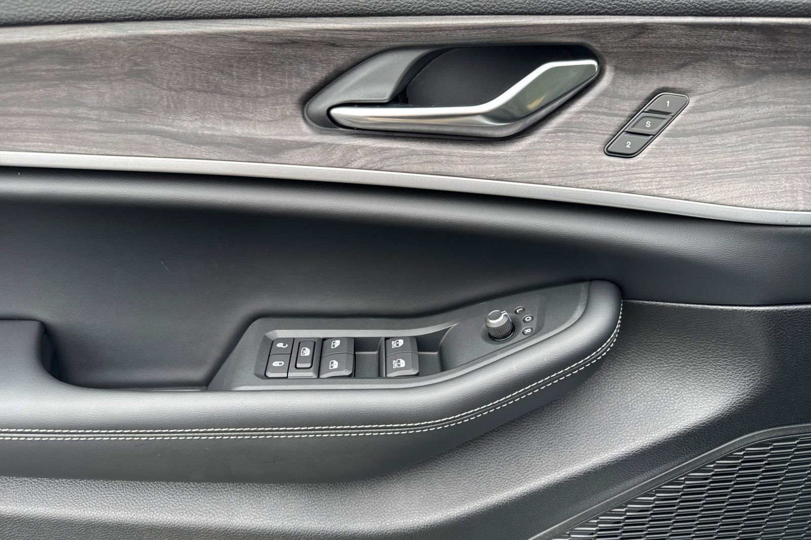 New 2025 Jeep Grand Cherokee Limited w/ Luxury Tech Group II image 13