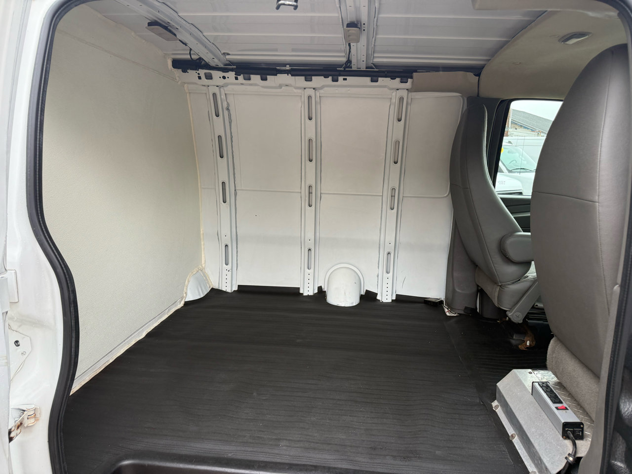 Used 2015 Chevrolet Express 2500 image 10