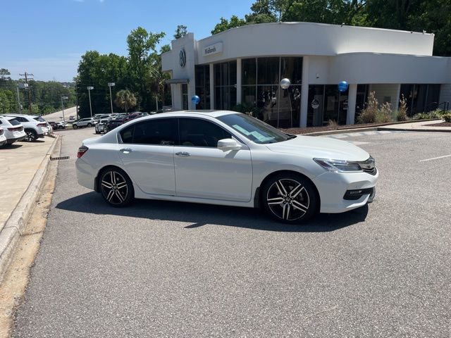Used 2017 Honda Accord Touring image 2