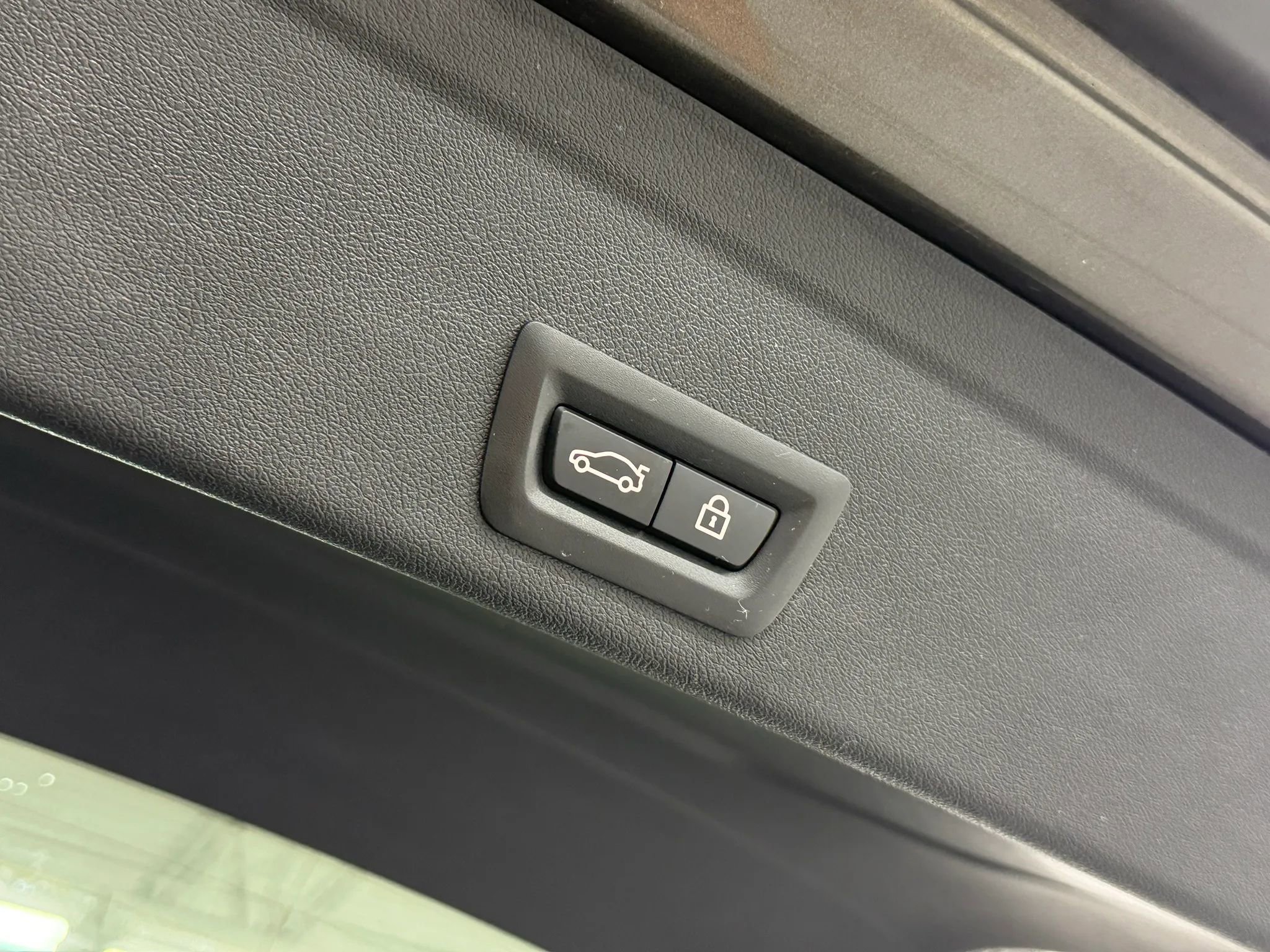 Used 2023 BMW X6 xDrive40i w/ M Sport Package image 39