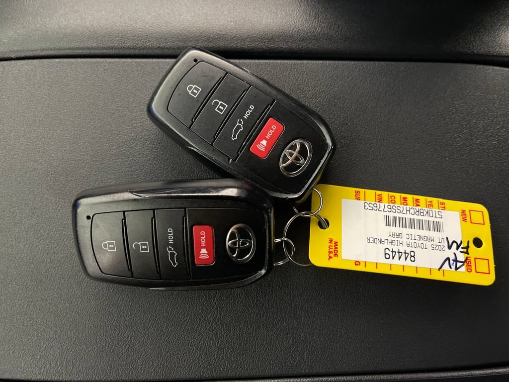 Certified 2025 Toyota Highlander XLE AWD/4WD image 24